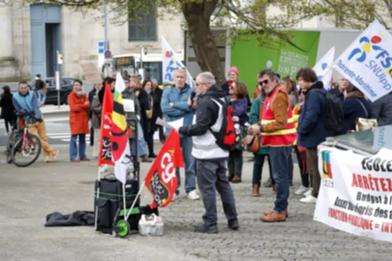 Manifestation à La Rochelle contre la suppression de 51 classes en Charente-Maritime