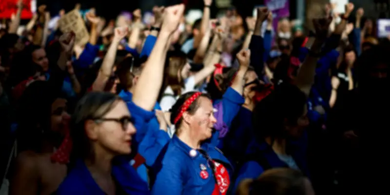Manifestations massives pour les droits des femmes en France face à la montée du conservatisme