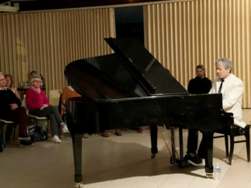 Marc Vella anime un concert-conférence inspirant à Azerat avec humour et conviction