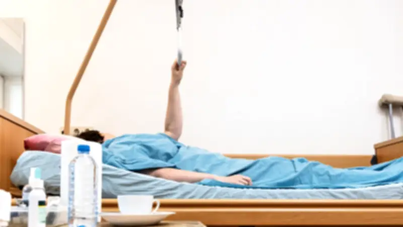 Marcelle, 87 ans, face à un dilemme : quitter l'hôpital ou payer 1 669 € par jour