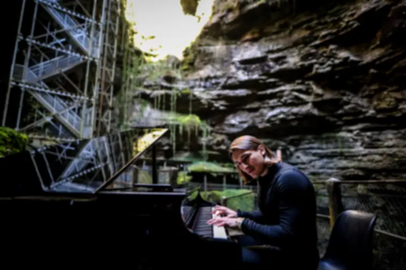 Marco Poingt, le pianiste alpiniste, donne des concerts à 100 mètres sous terre au gouffre de Padirac