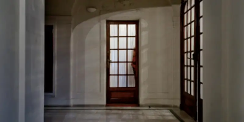 Mariana Alves dévoile son roman sur l'enfance dans une loge de concierge parisienne