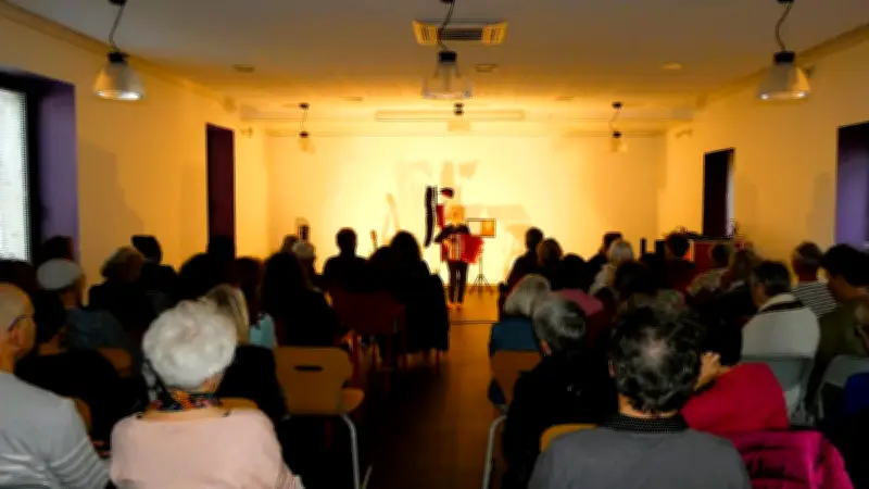 Marie-Hélène Courtin enchante la médiathèque avec un spectacle littéraire et gourmand