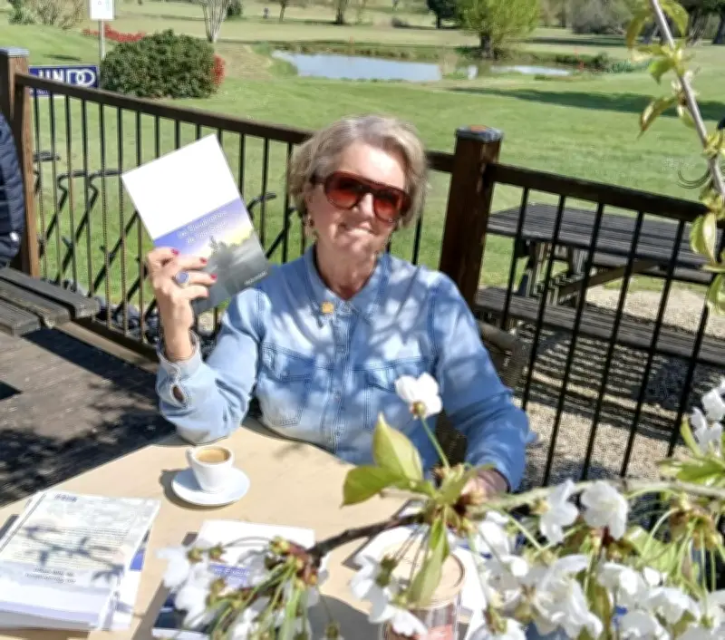 Marie-Isabelle Lompech présente ses 'Élucubrations de Tata Gaga' lors d'une dédicace réussie