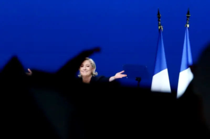 Marine Le Pen défend ses élus qui décrochent le drapeau européen des mairies