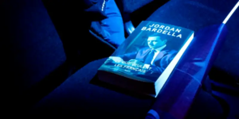 Marine Le Pen et Jordan Bardella en meeting à Châlons-en-Champagne avant le débat parisien