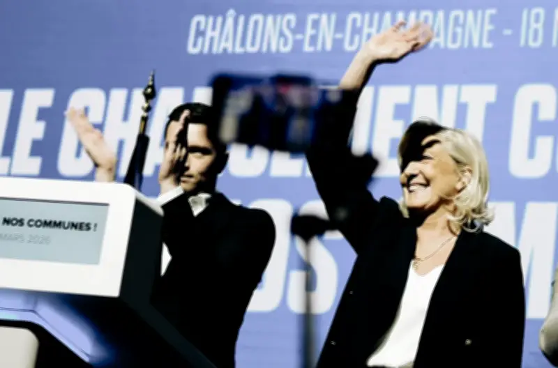 Marine Le Pen et Jordan Bardella présentent leurs visions distinctes du RN lors d'un meeting à Châlons-en-Champagne