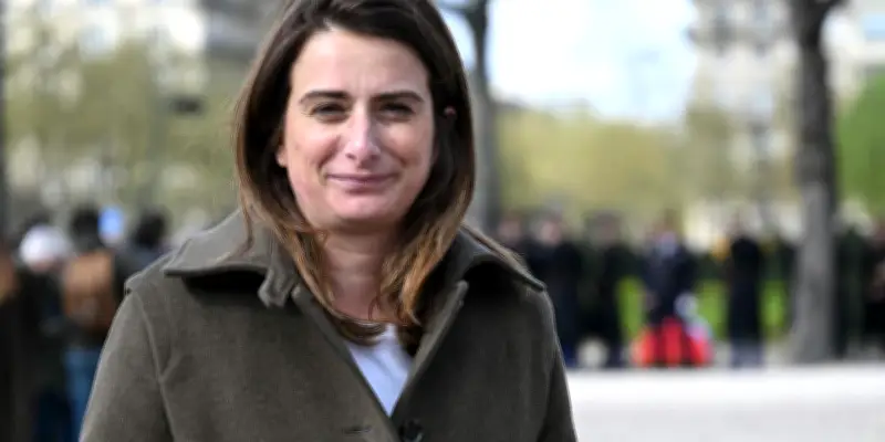 Marine Tondelier, enceinte après une FIV, critique les propos de Macron sur le réarmement démographique