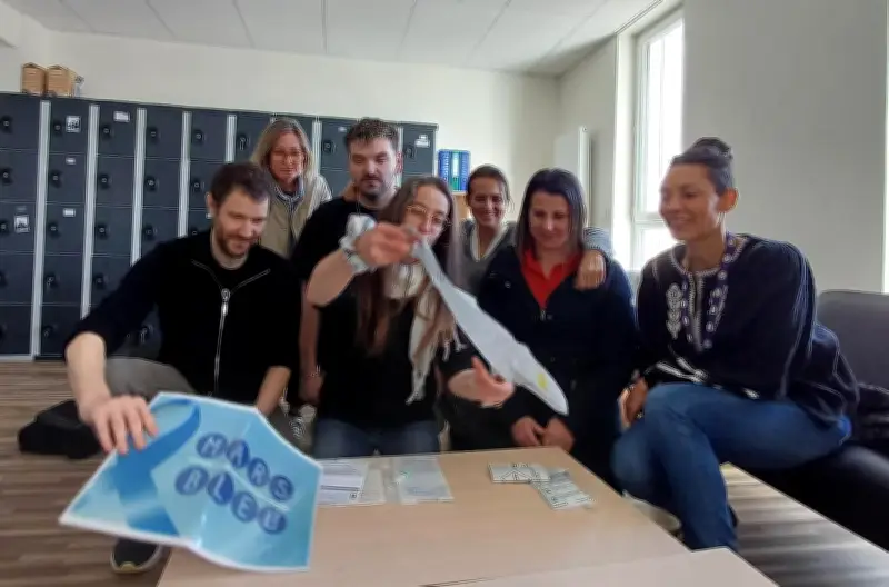 Mars bleu : des étudiants infirmiers mobilisés pour sensibiliser au cancer colorectal