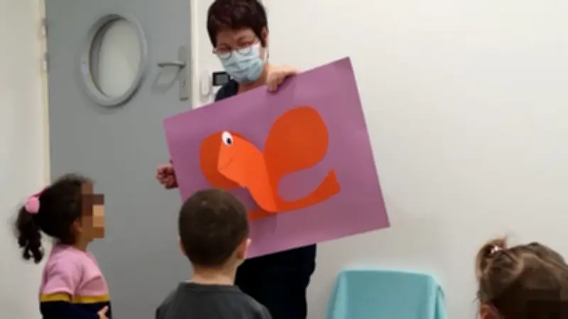 Martine Perrin anime des ateliers créatifs de fabrication de livres pour enfants dans l'Hérault