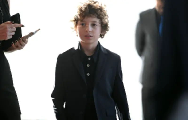 Max Alexander, 10 ans, prodige de la mode et créateur engagé à Paris