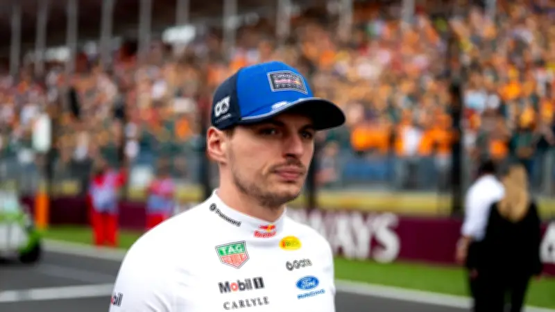 Max Verstappen fustige la F1 2026, la comparant à 'Mario Kart', tandis que Hamilton défend le règlement