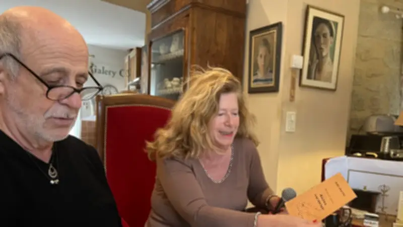 Mayou, artiste libre célébrée par trois générations au théâtre de Loupian