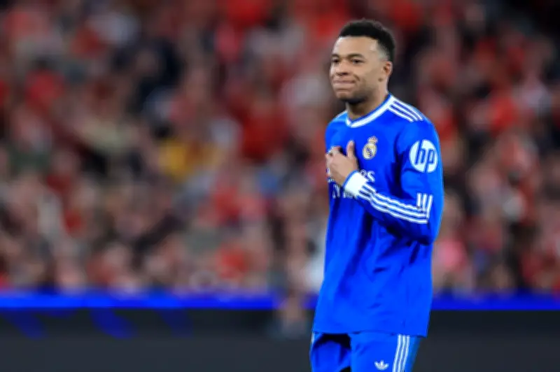 Mbappé de retour à Paris pour un point médical sur son genou, pas d'opération prévue