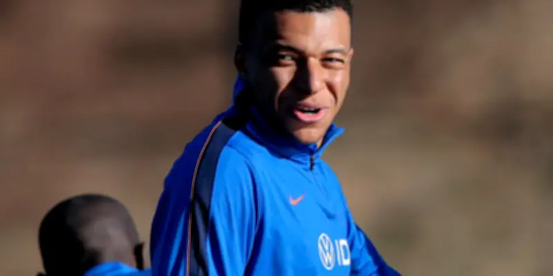 Mbappé dément une auscultation au genou par le Real Madrid, qualifiant l'information de fausse