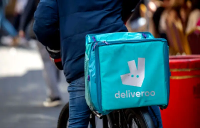 Médecins du Monde alerte sur la détresse des livreurs à vélo en France