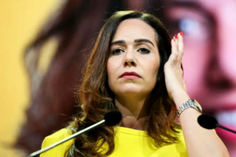 Meeting de Sarah Knafo à Paris perturbé par des opposants, la candidate ironise