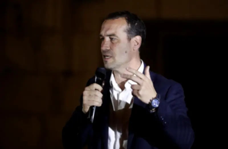 Meeting d'entre-deux-tours à La Rochelle : le maire sortant lance une charge offensive