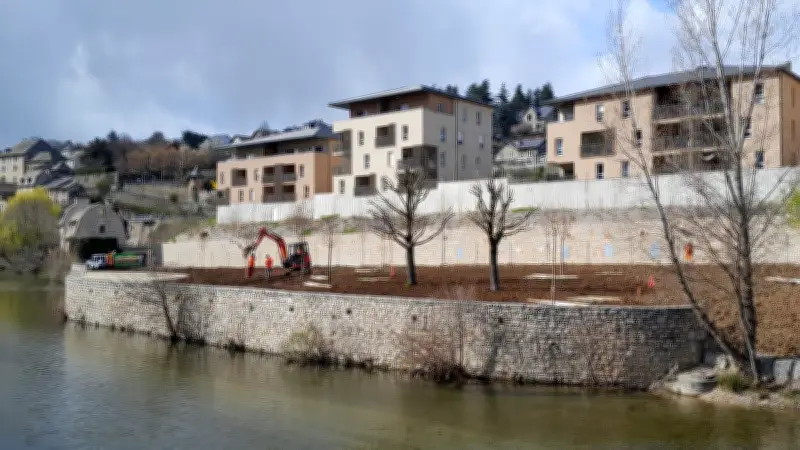 Mende inaugure un nouveau parc végétalisé au square du Bressal pour embellir le centre-ville