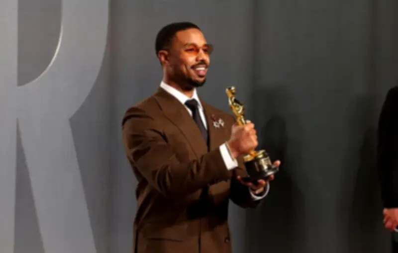 Michael B. Jordan célèbre son Oscar avec un burger géant dans un fast-food