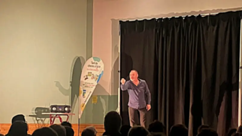 Michaël Louchart émeut Saint-Sauveur-de-Peyre avec son spectacle sur la paternité