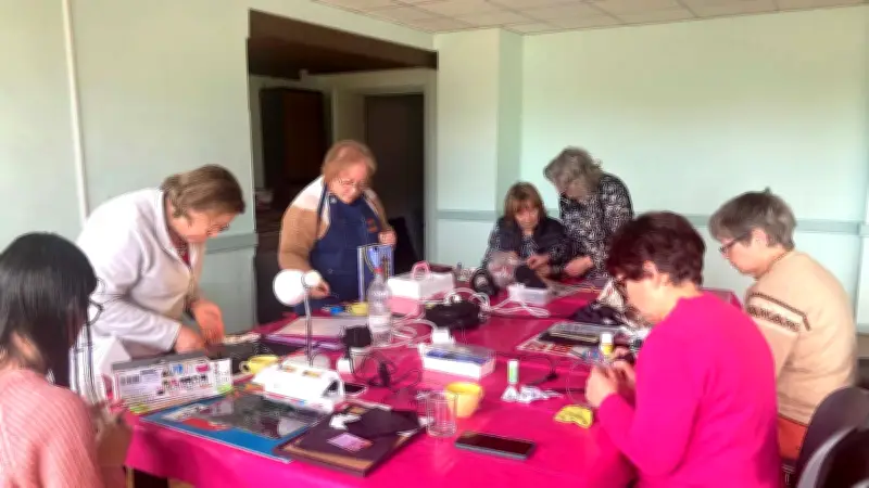 Michèle Schneider anime des ateliers de mosaïque et gravure sur verre à Bassan