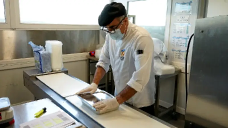 Millau : la cuisine centrale scolaire passe au 100% inox pour éliminer le plastique