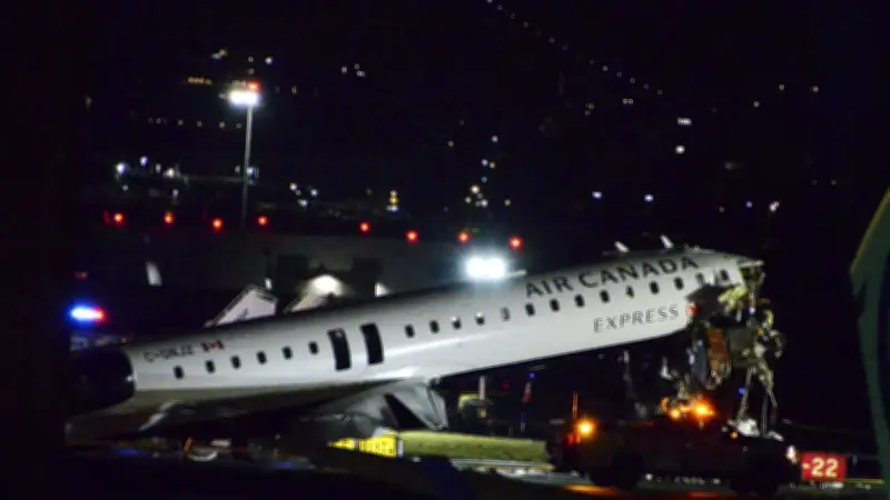 Miracle à LaGuardia : une hôtesse de l'air survit éjectée à 100 mètres de l'avion