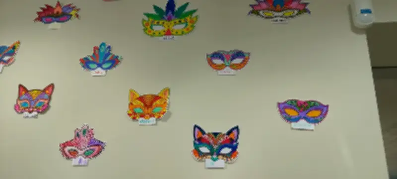 Mirambeau : les enfants décorent la médiathèque avec des masques de carnaval