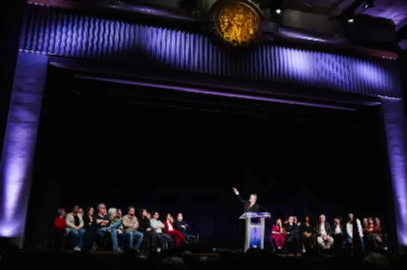 Mélenchon appelle à un front unique contre l'extrême droite lors d'un meeting parisien