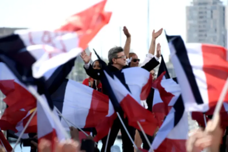 Mélenchon : de la tradition républicaine à la stratégie identitaire, une évolution radicale