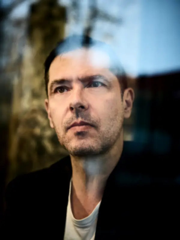 Mélvil Poupaud : du sérieux messie au comique déjanté, une métamorphose captivante