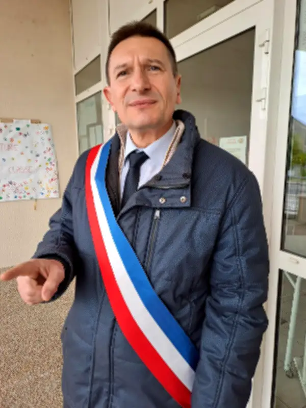 Mobilisation à Bias pour sauver une classe de maternelle menacée de fermeture