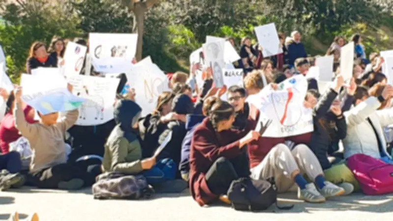Mobilisation des collégiens de Roujan contre les discriminations lors d'un sit-in citoyen