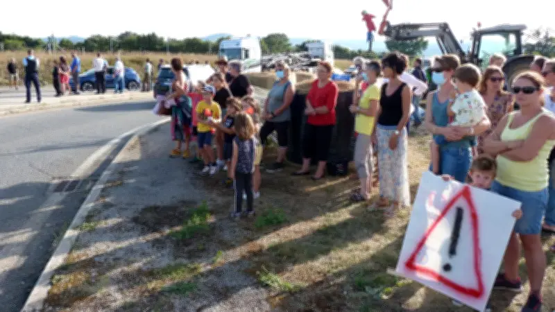 Mobilisation des parents contre la suppression de postes d'enseignants en Aveyron