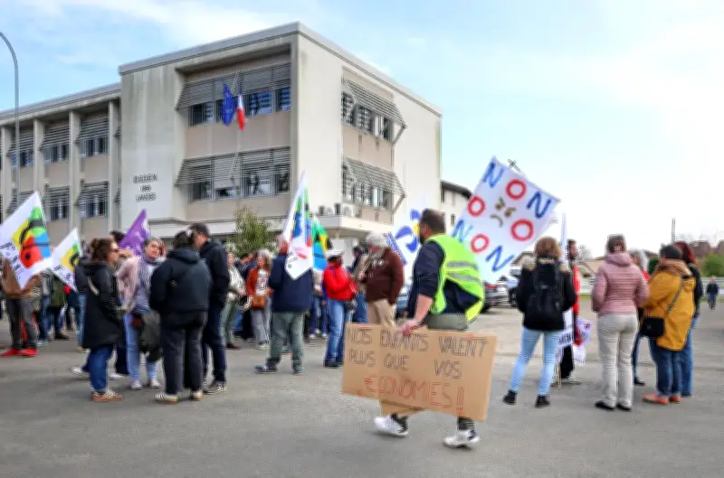 Mobilisation à Mont-de-Marsan contre la suppression de postes dans l'Éducation nationale