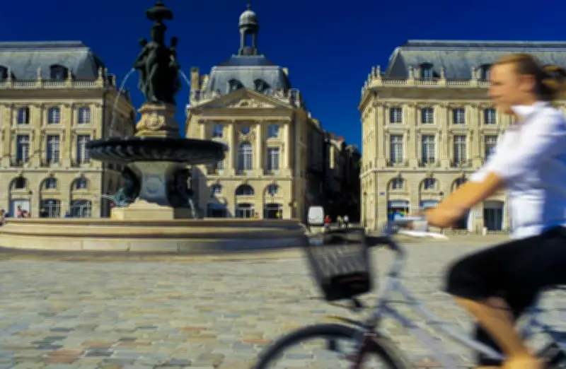 Mobilités à Bordeaux : un trafic à deux vitesses entre voitures et vélos