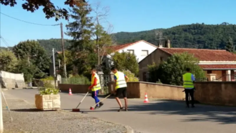 À Molières-sur-Cèze, des jeunes nettoient les rues pour un été utile et rémunéré