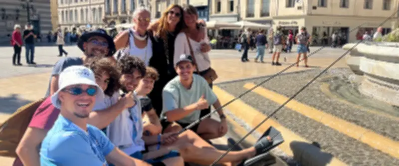 Montpellier : des étudiants pêchent dans la fontaine des Trois Grâces pour leur mois d'intégration