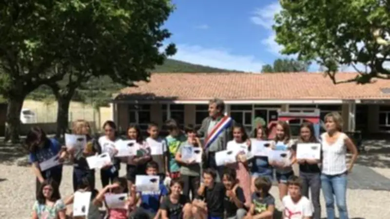 Montpeyroux : les CM2 célèbrent leur passage au collège avec des cadeaux et un diplôme