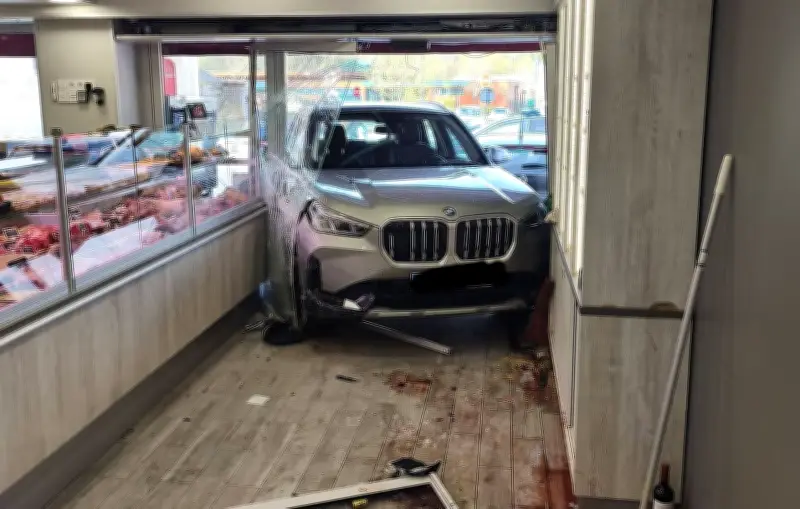 Montville : un SUV BMW défonce une boucherie, quatre blessés légers
