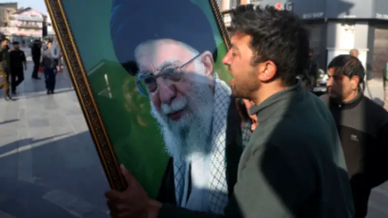 Mort de l'ayatollah Khamenei : portrait du guide suprême iranien tué dans une attaque israélo-américaine