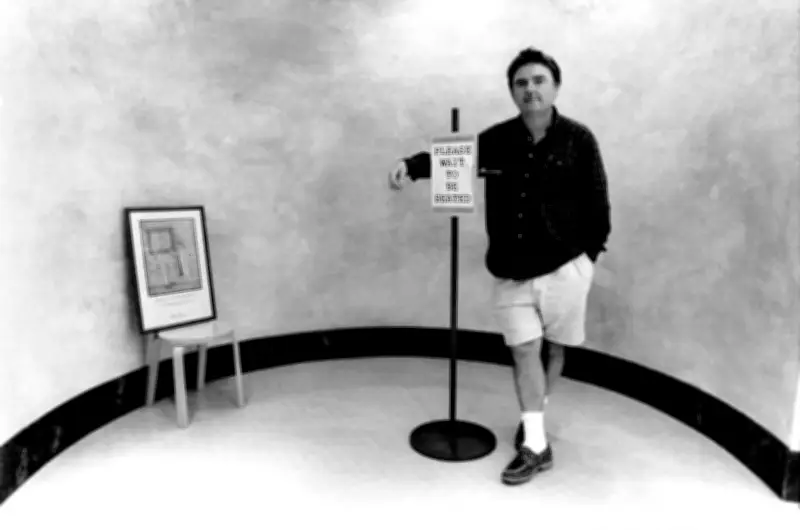 Mort du dessinateur Glen Baxter, génie de l'absurde en costume-cravate