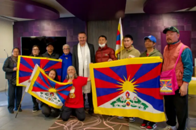 Mourenx hisse le drapeau tibétain pour le 67e anniversaire du soulèvement de Lhassa