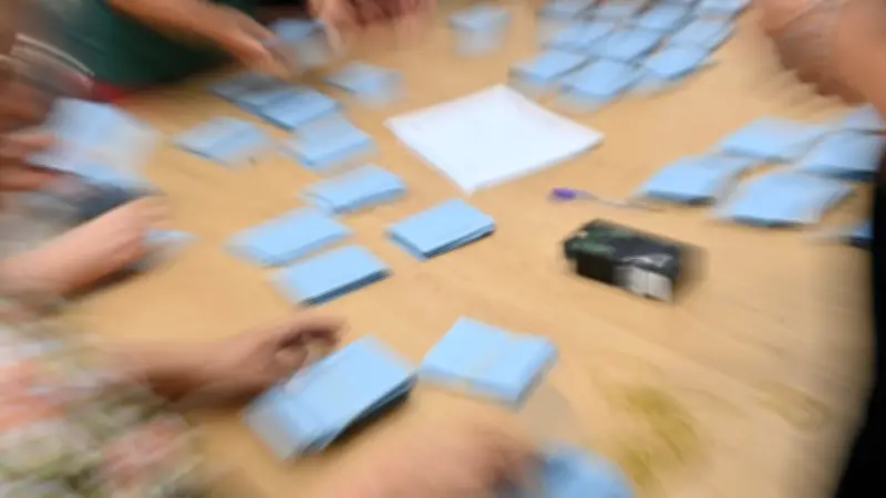 Municipales 2026 : 904 042 candidats, Bardella contesté à Nîmes, un maire historique jette l'éponge