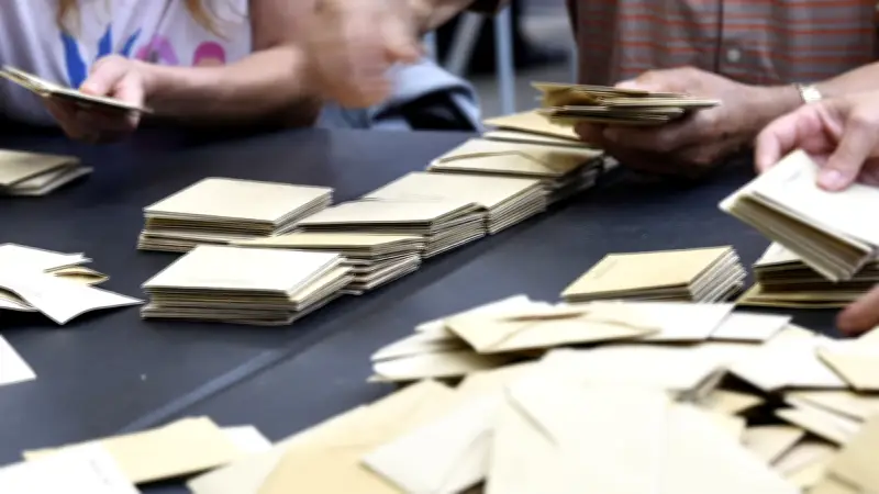 Municipales 2026 : le pluralisme menacé par la fin du panachage, l'abstention en hausse