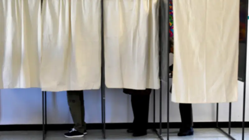 Municipales 2026 à Lunel : participation à 30% à midi, les candidats votent