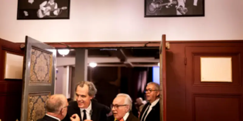 Municipales à Bordeaux : Dessertine se retire, duel Cazenave-Hurmic en vue