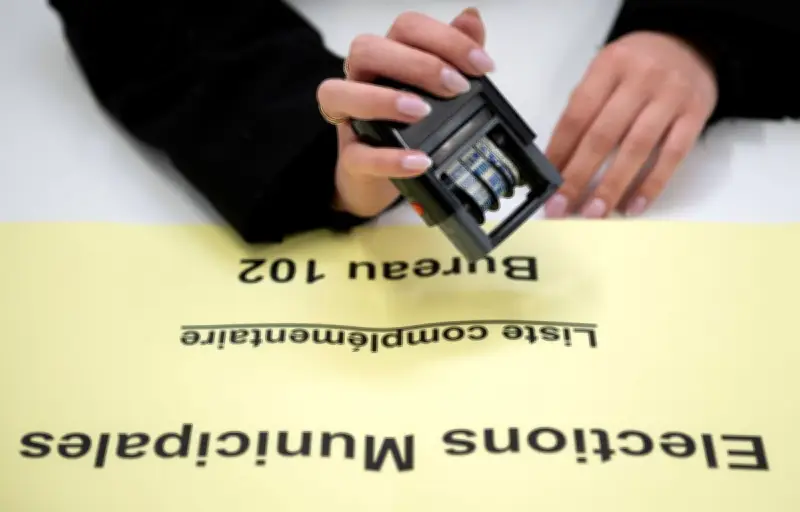 Municipales : participation similaire au second tour, drames et enjeux locaux