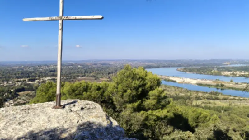 Mystérieuses croix en bois dans le Gard : un casse-tête patrimonial et laïque
